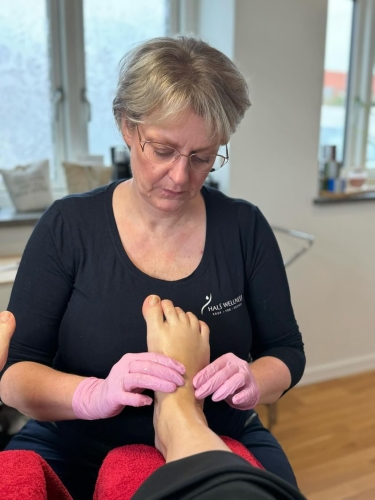 Autoriseret fodterapeut udfører fodpleje behandling i Hals